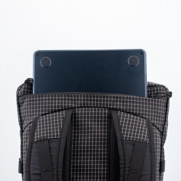 ULA RX40 Robic X-pac Dragonfly: Laptop Pocket with laptop inserted