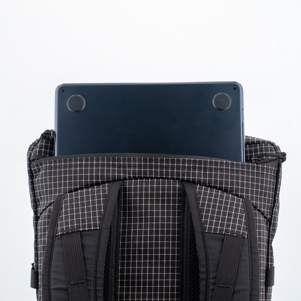 ULA RX40 Robic X-pac Dragonfly: Laptop Pocket with laptop inserted