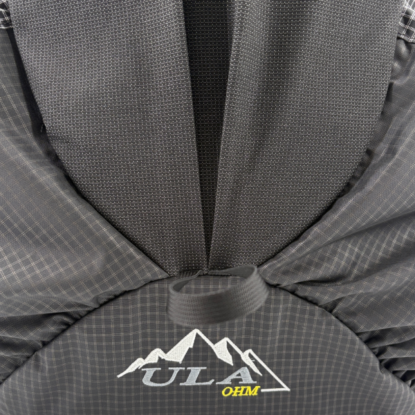 Ultra Grid Ohm: Pleated detail on front pocket
