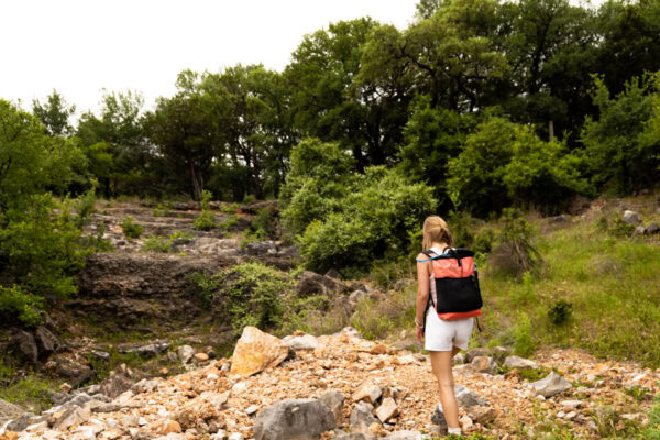 A day hiker wearing a coral X-pac Packrat on a dayhike.
