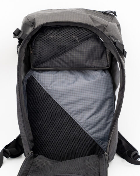 A ULA 30L ULTRA Dragonfly holds a Toiletry Kit on top of a 30L packing cube bundle. Everything fits perfectly to keep the pack organized.
